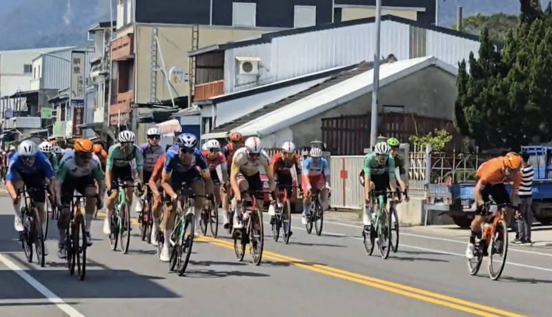 池上鄉親夾道加油。（池上公所提供）