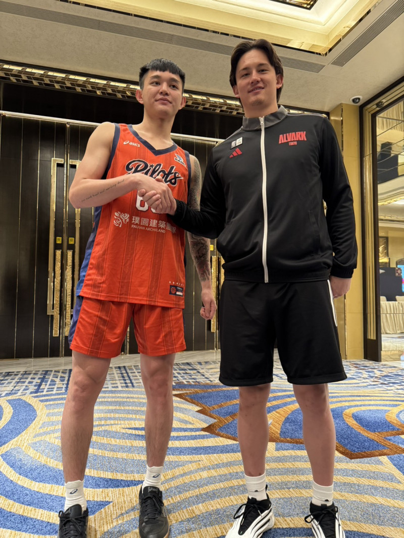 （左）盧峻翔和東京電擊提布斯海。（記者粘藐云攝）