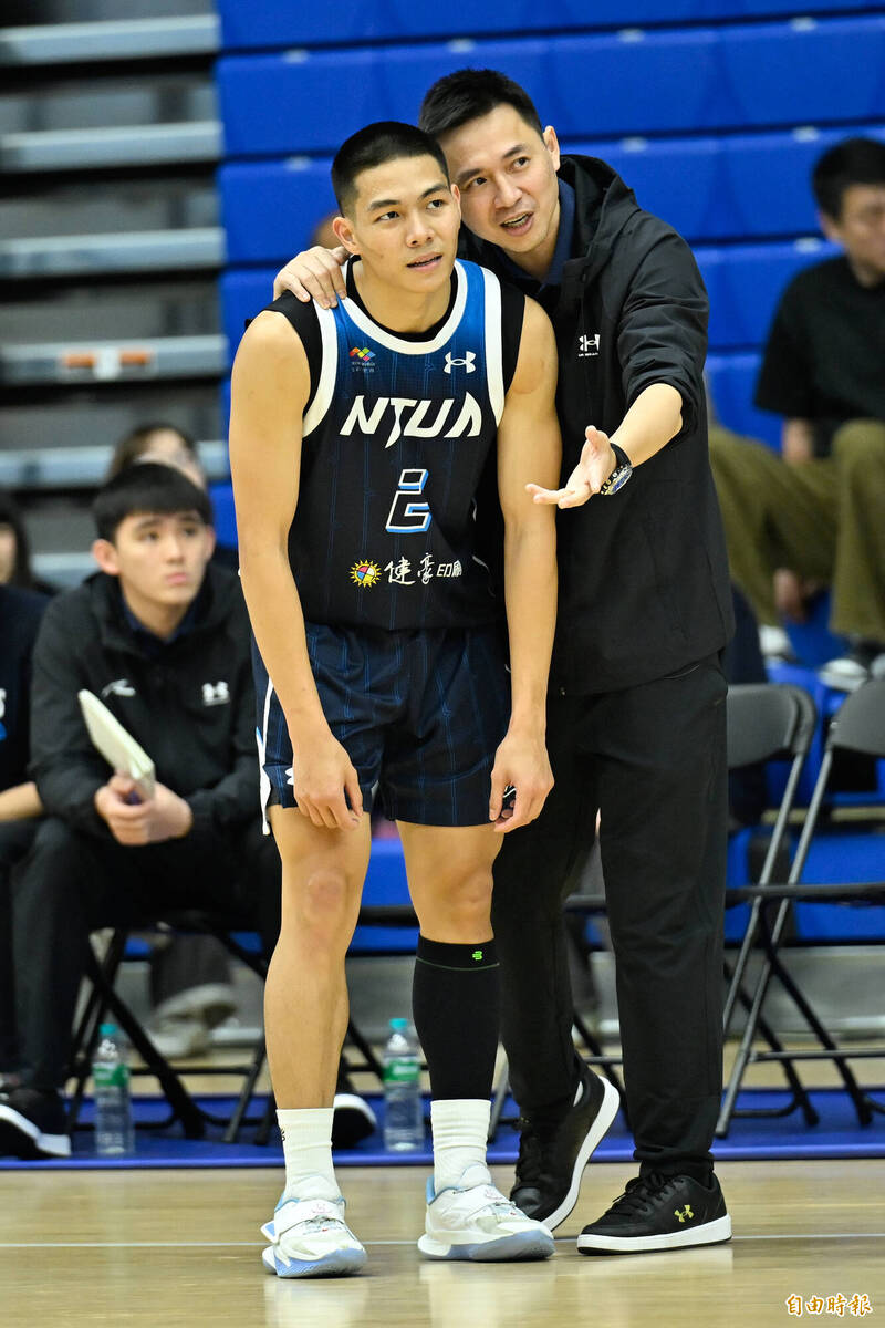 臺灣藝大教練葛記豪（右）提醒王威翔（左）注意事項。（記者陳志曲攝）