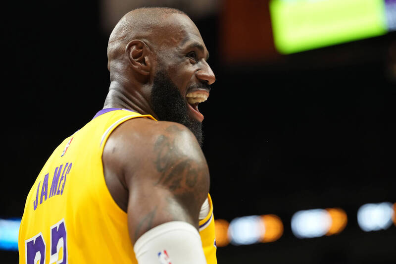 「詹皇」詹姆斯（LeBron James）今天改寫聯盟最老大三元紀錄，同時生涯1611場出賽，追平派瑞許（Robert Parish）的聯盟最多紀錄。（美聯社）