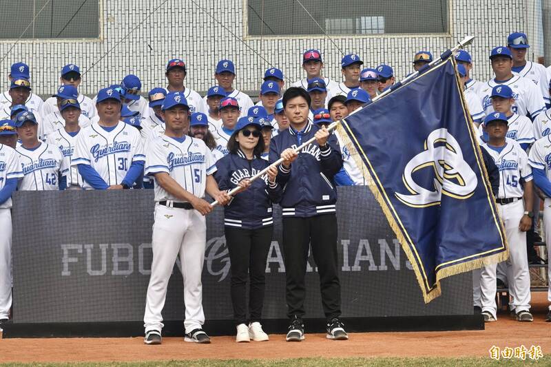 富邦悍將春訓開訓，領隊陳昭如、執行副領隊林威助授戰旗予日籍總教練後藤光尊。（資料照，記者廖耀東攝）