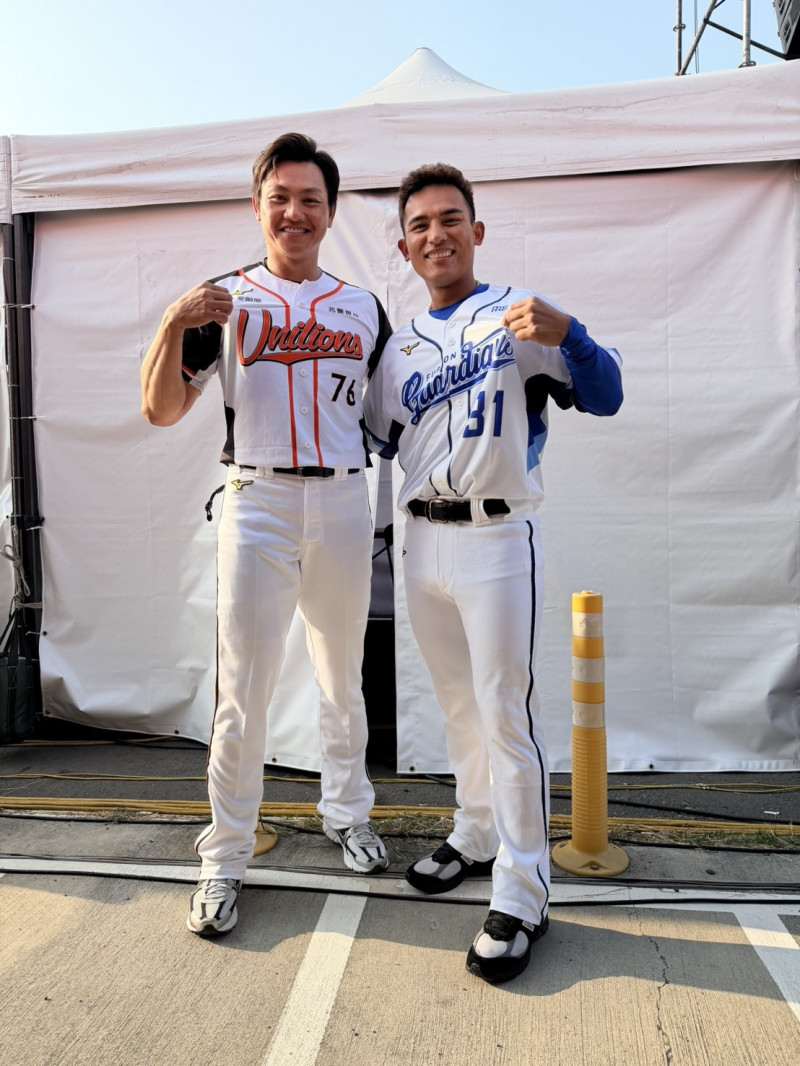 江少慶（左）和林岱安（右）轉隊後首次同框合照。（球團提供）