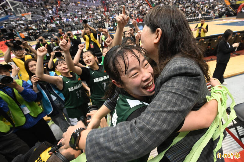 陽明封后，蘇衡和教練緊緊相擁。（記者林正堃攝）