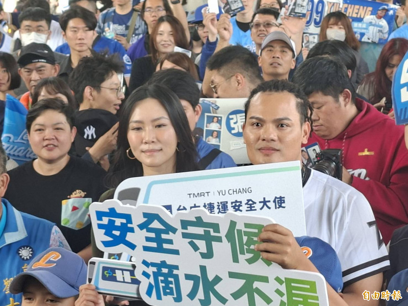 張育成（右）帶著嬌妻李家綾（左）一同出席中捷的安全大使活動。（記者蘇金鳳攝）
