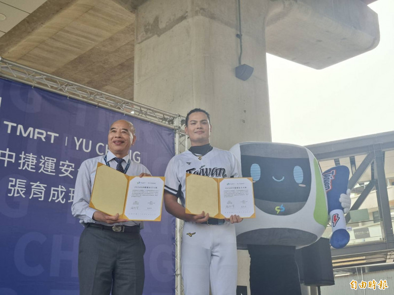張育成與中捷公司董事長顏邦傑簽約，擔任中捷的安全大使。（記者蘇金鳳攝）