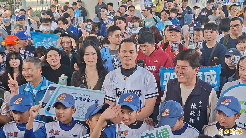 張育成（右二）帶著妻子（右三）一同出席中捷活動。（記者蘇金鳳攝）