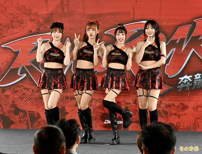 小龍女權喜原（右起）、林襄、小映、娜妍於記者會中亮相。（記者羅沛德攝）