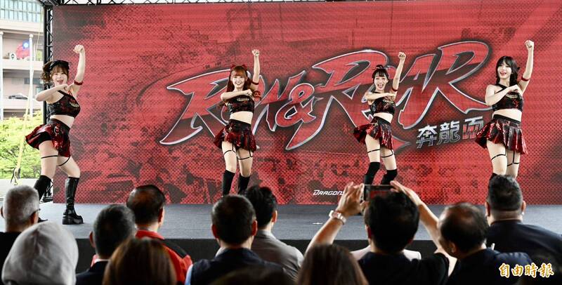 小龍女權喜原、林襄、小映、娜妍於記者會中亮相。（記者羅沛德攝）