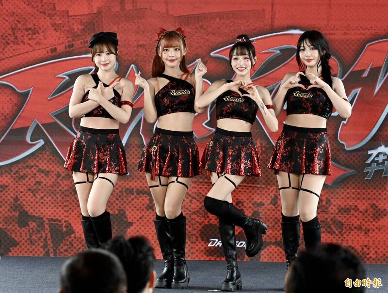 小龍女權喜原（右起）、林襄、小映、娜妍於記者會中亮相。（記者羅沛德攝）