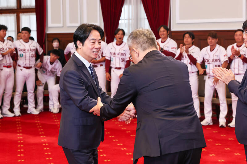 總統賴清德（左）盛讚中職會長蔡其昌。（中職提供）