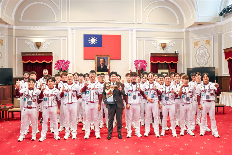 去年台灣大賽冠軍樂天桃猿昨帶著冠軍盃進總統府。（中職提供）