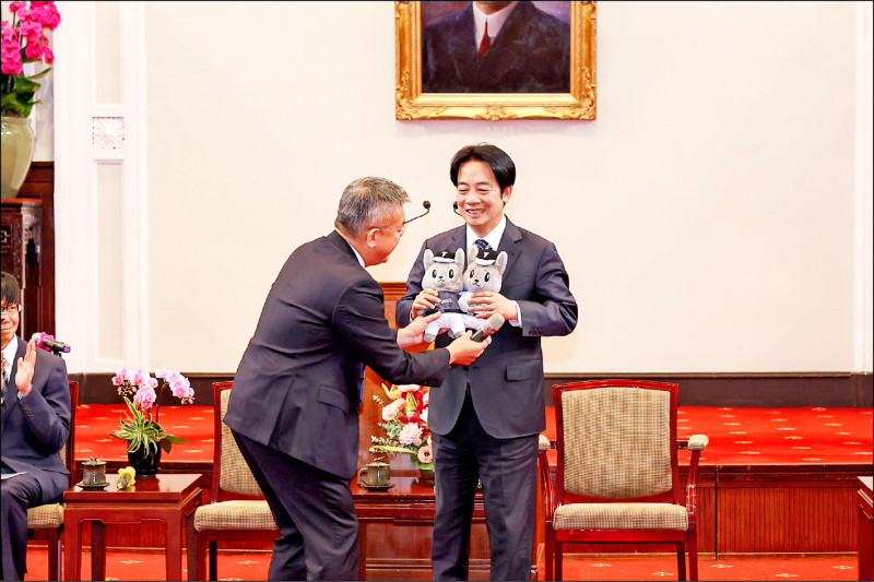 中職會長蔡其昌（左）贈送總統賴清德吉祥物「歐告」布偶。（總統府提供）