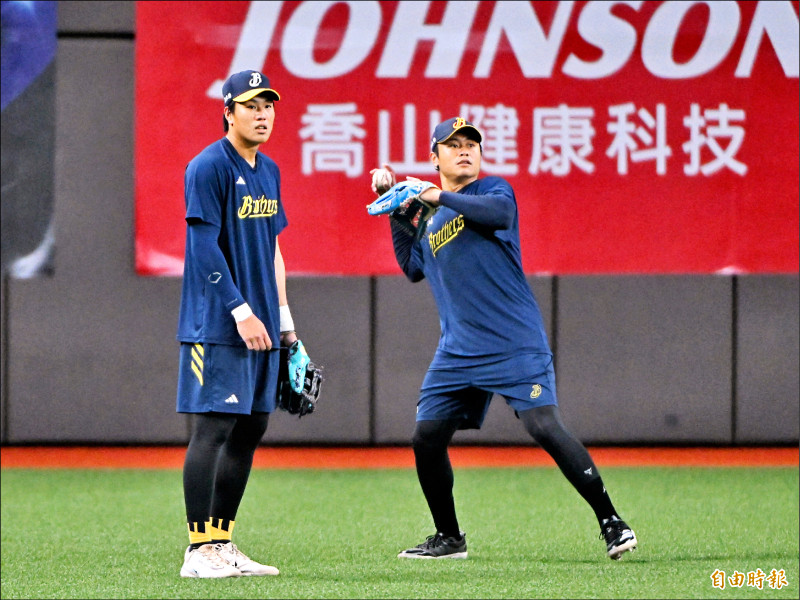 兄弟許庭綸（左）與林吳晉瑋昨在大巨蛋演練外野守備。（記者陳逸寬攝）
