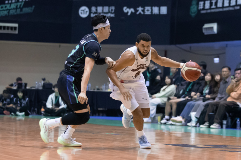 台鋼獵鷹洋將麥拉倫25分、5籃板和8助攻，率獵鷹終止3連敗。（PLG提供）