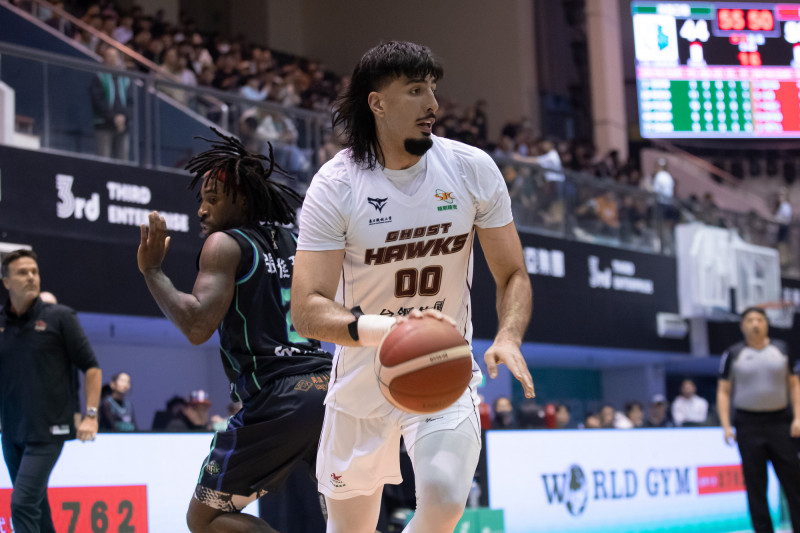 台鋼獵鷹新洋將飛鬥士首次亮相繳出25分、13籃板及9助攻「準大三元」，率獵鷹終止3連敗。（PLG提供）