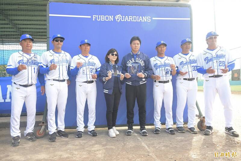 富邦悍將教練團一軍捕手教練的山哲也 11號（左起）、二軍外野守備及跑壘教練林哲瑄、二軍總教練酒井忠晴、領隊陳昭如、執行副領隊林威助、一軍總教練後藤光尊、首席兼打擊森野將彥及打擊教練高國輝等人。（資料照，記者廖耀東攝）