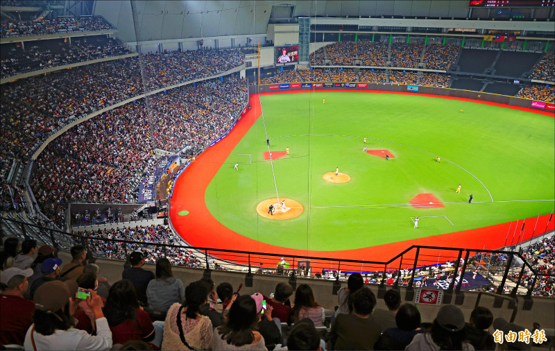 中職37年昨開打，球迷連兩年擠滿大巨蛋。（記者林正堃攝）