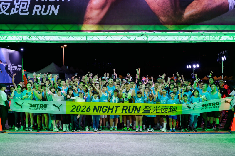 DoDo夜跑組起跑前大合照。（2026 PUMA NIGHT RUN 螢光夜跑提供）