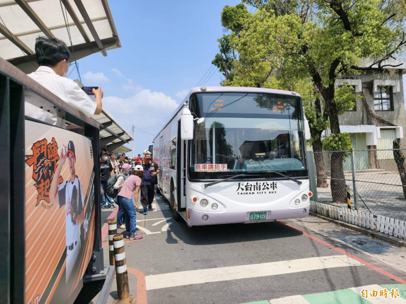 亞太國際棒球訓練中心迎來中職首戰，永康火車站湧入搭乘接駁專車的球迷，單日旅客人次增加約5成。（記者劉婉君攝）