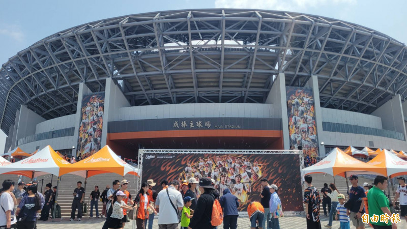 亞太成棒主球場中職首戰，統一獅開幕戰備受矚目。（記者王姝琇攝）