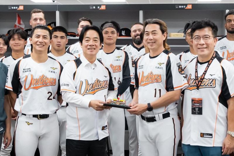 賴清德帶總統府模型替統一獅打氣。（取自賴清德Threads）