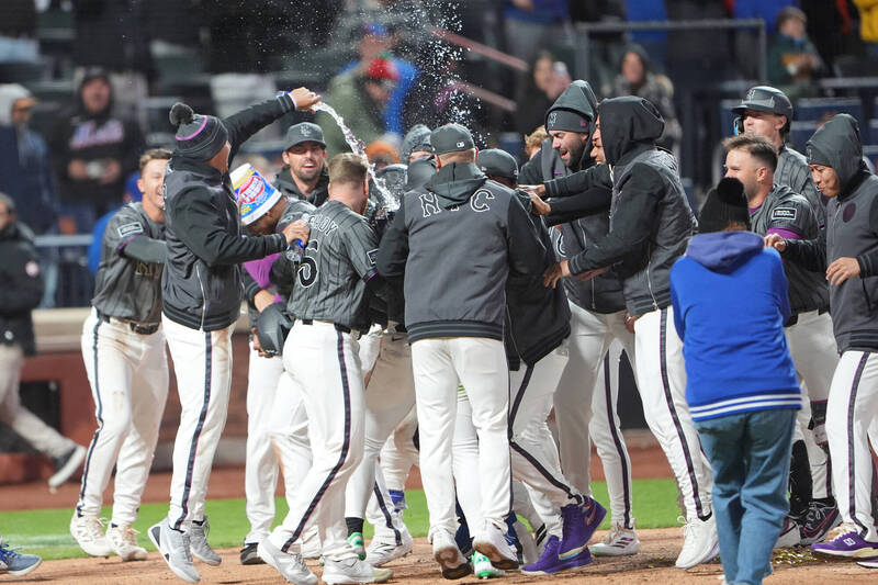 大都會羅伯特擊出再見三分砲。 （路透）