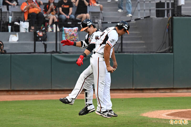 蘇智傑敲出亞太成棒主球場的歷史首轟。（記者李惠洲攝）