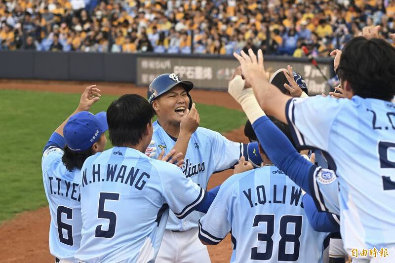悍將隊長范國宸首局率先開砲，敲出兩分全壘打。（記者廖耀東攝）
