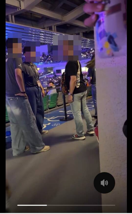 蔣姓男子（前右一）與中職蔡姓工讀生（前左一）起口角爭執。（圖取自 threads huhu_artnhandmade）