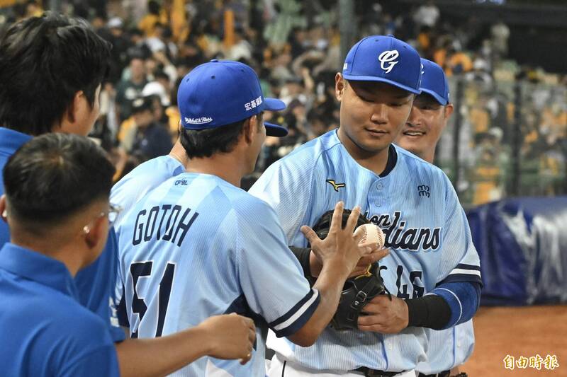 悍將奪勝，范國宸將首勝球拿給總教練後藤光尊。（記者廖耀東攝）