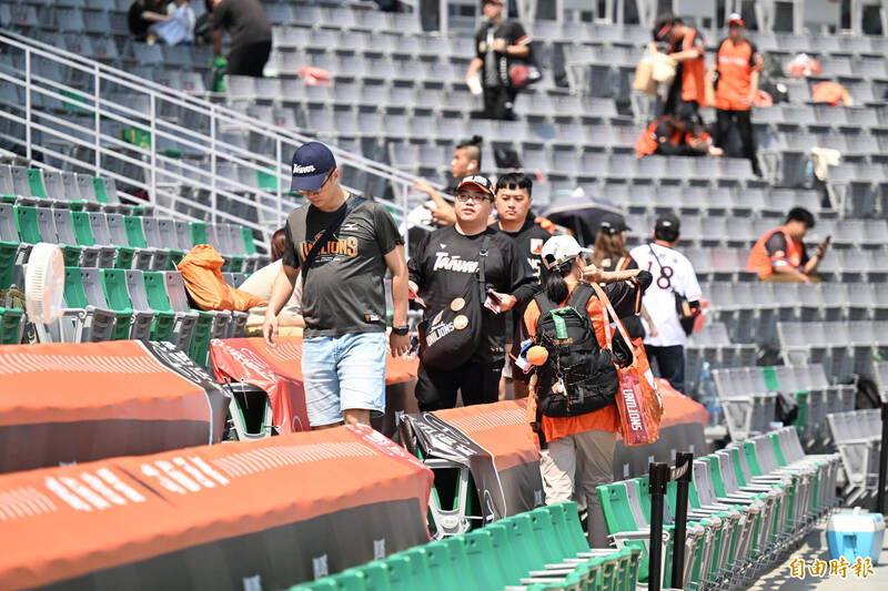 亞太成棒主球場民眾依序進場。（記者李惠洲攝）