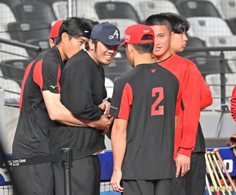 郭嚴文（中）現身球場。（記者陳志曲攝）