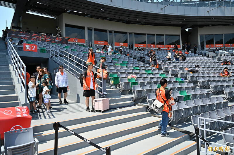 亞太成棒主球場民眾依序進場。（記者李惠洲攝）
