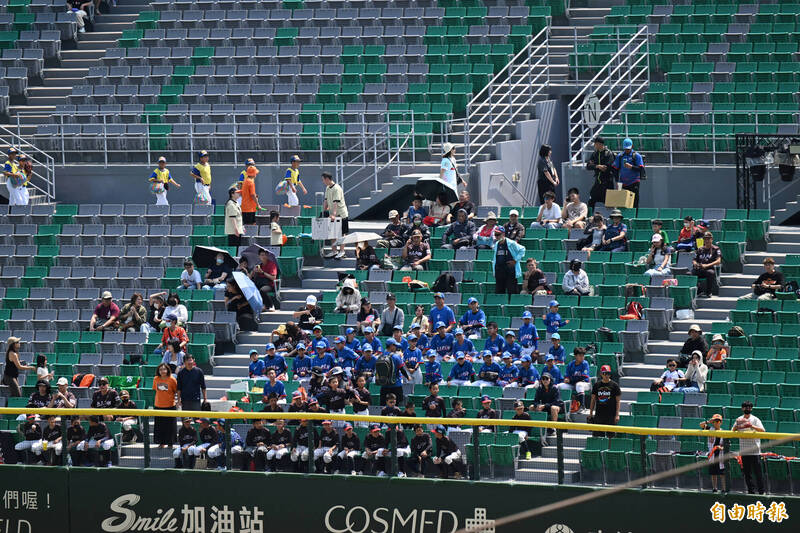 亞太成棒主球場民眾依序進場。（記者李惠洲攝）