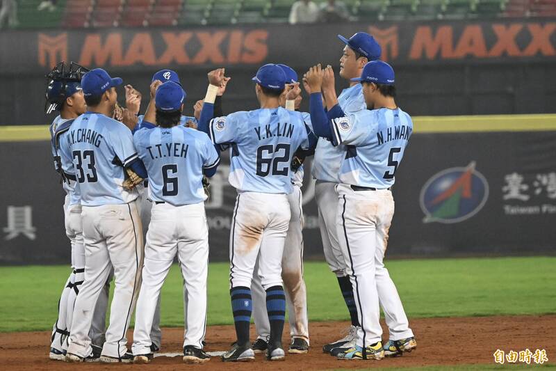 富邦悍將自2021年後再於開季首戰搶下頭彩。（記者廖耀東攝）