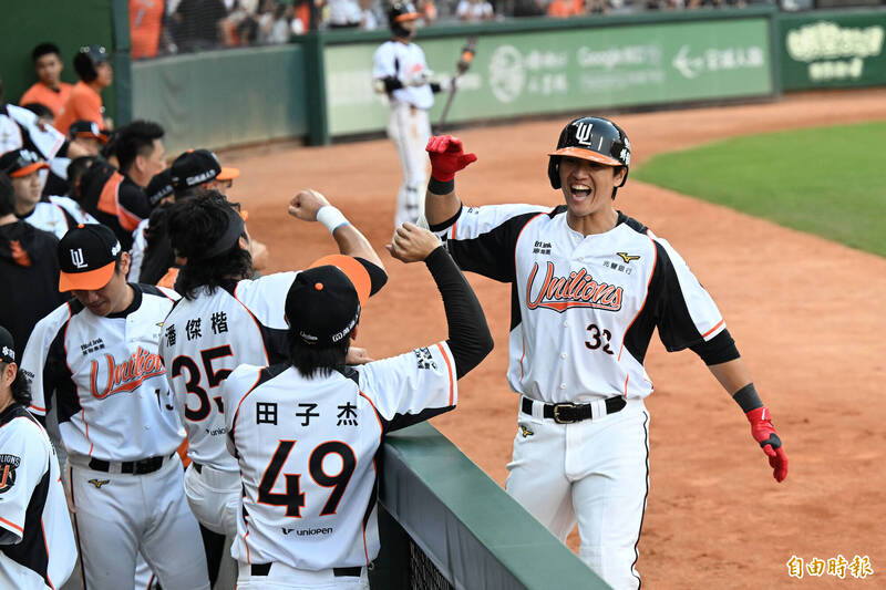 蘇智傑敲出亞太成棒主球場的歷史首轟。（記者李惠洲攝）