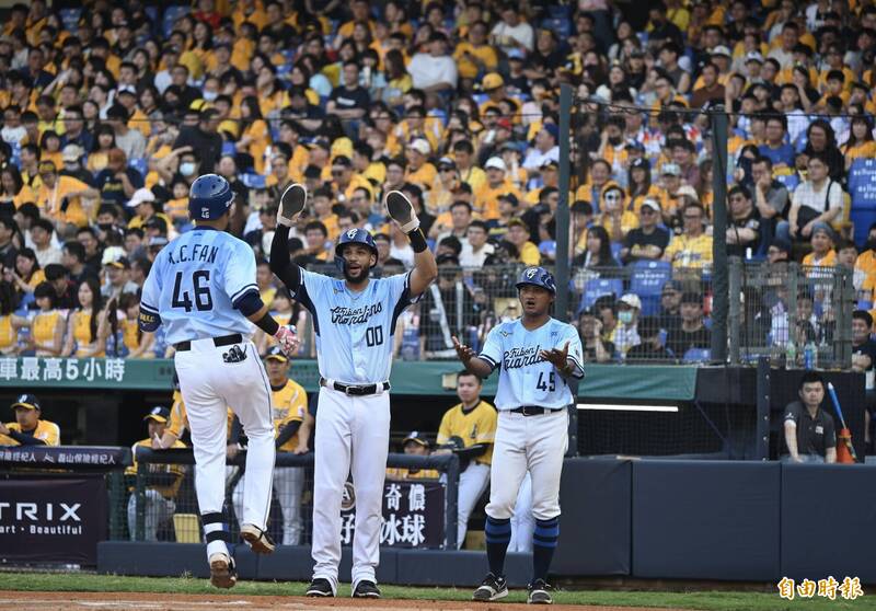 悍將隊長范國宸首局率先開砲，敲出兩分全壘打，與洋將邦力多回本壘擊掌。（記者廖耀東攝）