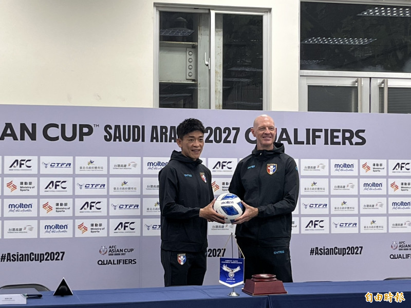 陳柏良（左）和台灣男足主帥羅斯。（記者粘藐云攝）