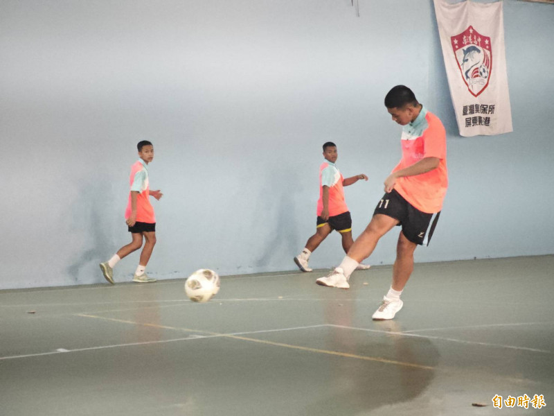 東港高中國中部足球隊打造多點開花，每個人都能得分的無私團隊。（記者陳彥廷攝）