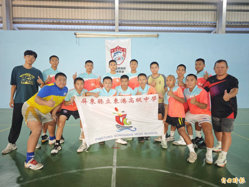 東港高中國中部足球隊打造多點開花，每個人都能得分的無私團隊，也奪下隊史首個金盃。（記者陳彥廷攝）