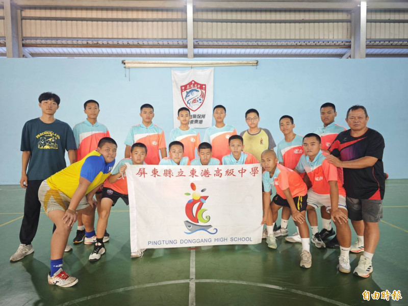 東港高中國中部足球隊打造多點開花，每個人都能得分的無私團隊，也奪下隊史首個金盃。（記者陳彥廷攝）