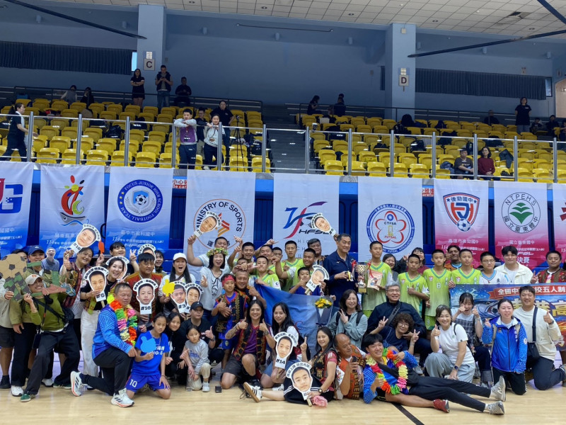 東港高中國中部足球隊奪下校史首面中等學校聯賽五人制足球金盃。（東港高中提供）