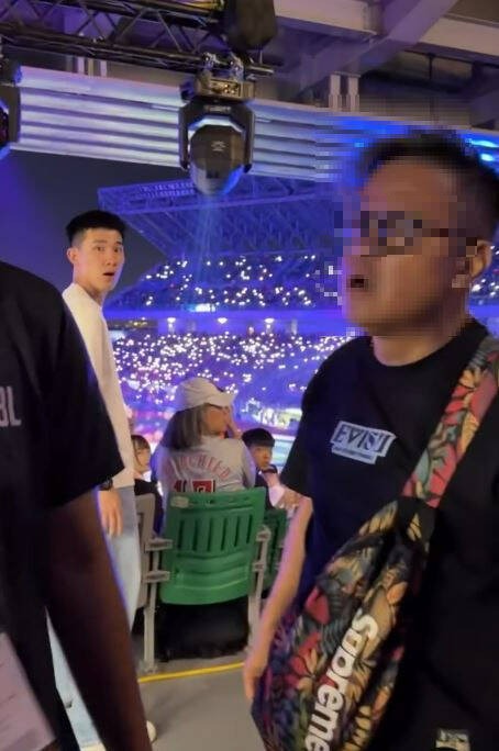 蔣姓男子（左）對球場工讀生甩巴掌，被列為球場黑名單，此事件也引發網友怒火、肉搜蔣男，蔣男任職的「幸福家不動產」也發文切割，表示即日起已終止與該男的聘雇關係。（圖擷取自threads）