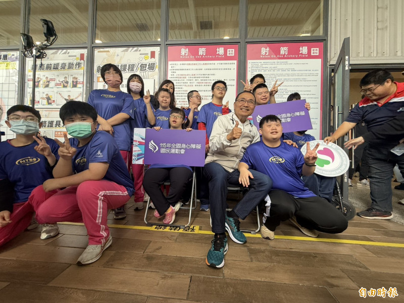 新北市長侯友宜（前右2）與特教生合影。（記者羅國嘉攝）