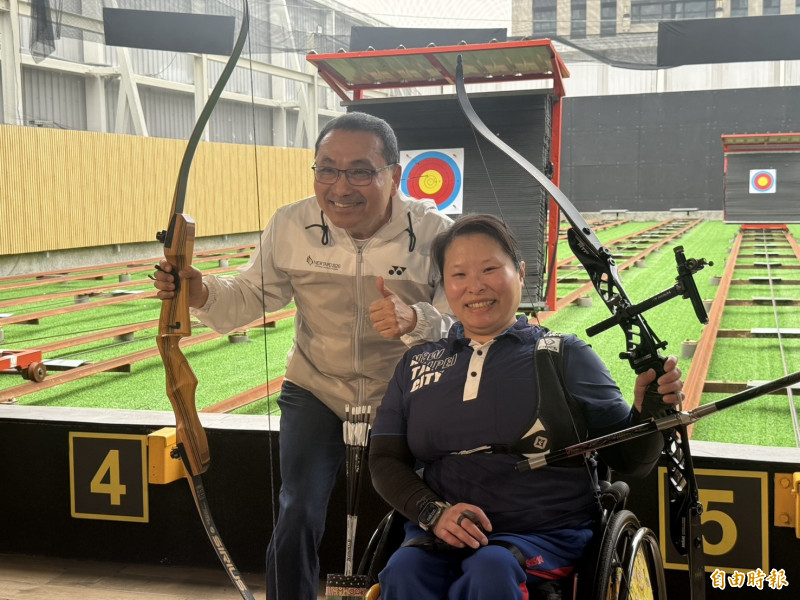 新北市長侯友宜（左）與全障運射箭選手黃貞燕（右）交流射箭技巧。（記者羅國嘉攝）