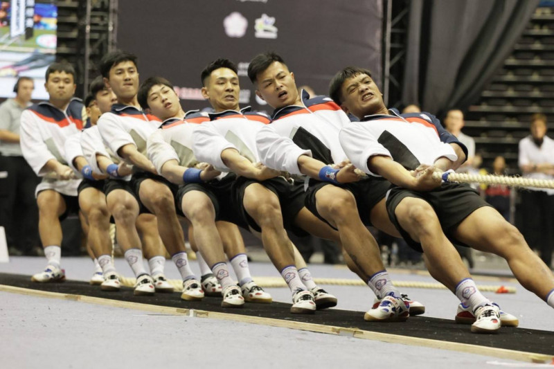 今年世界室內拔河錦標賽男子680公斤級比賽，宜蘭三星培育的國手謝佳峻（右3），與隊友合力摘金。（圖由中華民國拔河協會提供）