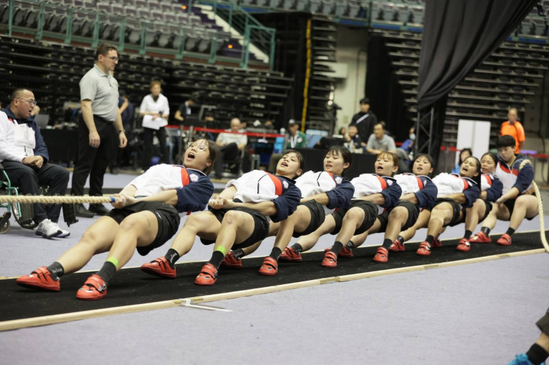 女子540公斤級比賽，三星國中小拔河隊出身的林夢筑（左2）、李怡謹（左3）、洪甯暄（左5），合力締造4連霸佳績。（圖由中華民國拔河協會提供）