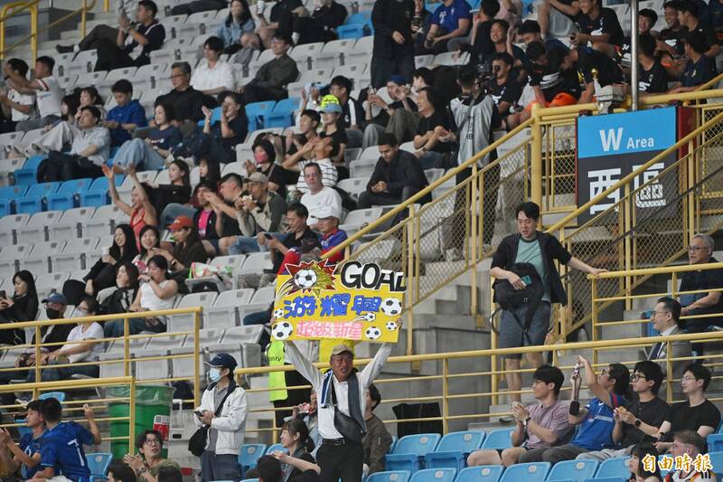 台灣男足游耀興替台灣攻下第1分，球迷開心慶祝。（記者陳逸寬攝）