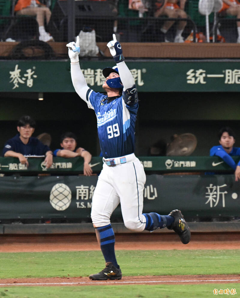 張育成陽春砲。（記者李惠洲攝）