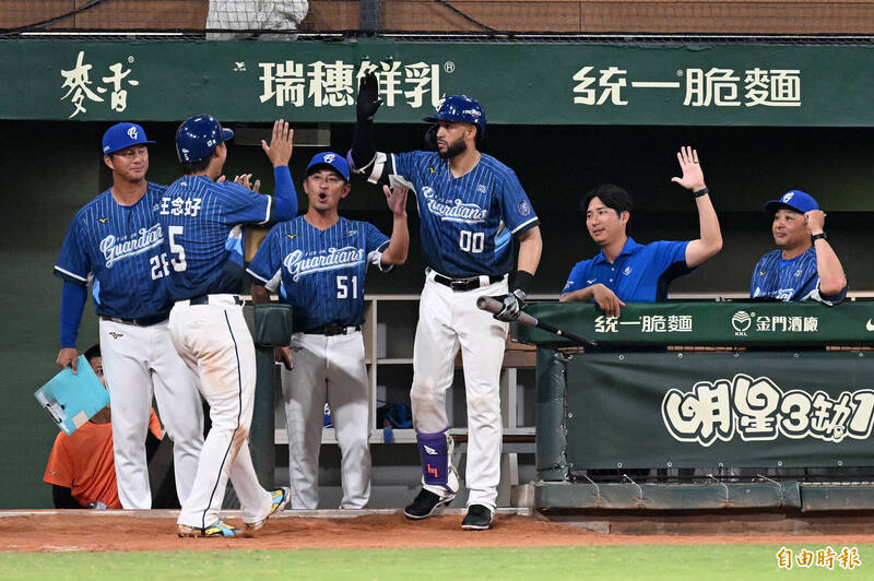 王念好回本壘得分。（記者李惠洲攝）